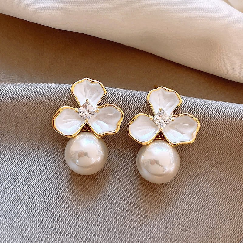 Flower pearl earrings